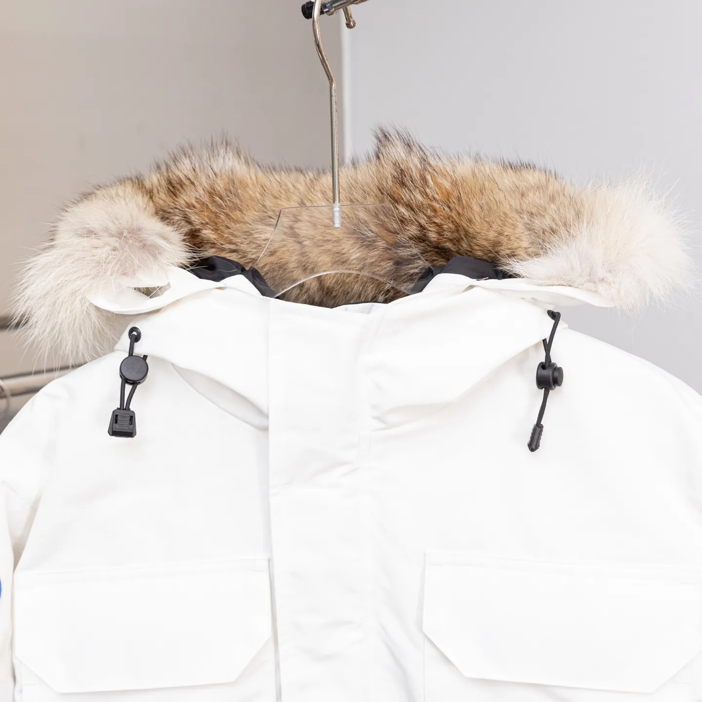 P820 (Top wolf fur version delivery handbag) Canada Goose Canada Goose #Expedition expedition parka classic down jacket ➖ Imported 21-count polyester-cotton blended original fabric [last year’s 16-count/18-count hard fabrics have been completely eliminated, this year all use 21-count genuine synchronous fabrics, the soft mid-band feels delicate and textured], genuine synchronous Feather-Light 10D waterproof coated fabric, made of 84.5% polyester fiber and 15.5% cotton, 100% the best feel in the entire network! ➖ The genuine official website uses the national standard 80 white duck down, and will never be misled by false claims such as 90 down or goose down! ➖ Using the best nylon lining with double double-layer sealing design, velvet-proof No. 7 needle + grid-filled down ready-made garments, there is 100% no so-called velvet running! ➖ The cuffs are designed with thickened seamless threads, and the collar and pockets are lined with top-quality polar fleece to keep you warm and comfortable! ➖ Yoshida YKK provides original custom-made electroplated sliders. YKK two-way lockable zippers are tight and smooth and will not peel off paint! ➖ 3M composite guarantees that the Velcro is the same as the original, durable, and all accessories and hardware are custom-made! ➖ The imported Behringer embroidery machine customizes the 10,000-needle embroidery logo, and 98% of the replicas restore the original logo. ➖ ​​The fur collars are all made of large pieces of Western Canadian blue wolf leather, ensuring that each fur collar is 13-15cm wide!